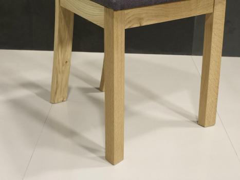 Silla Mathis fabricada en madera de roble macizo línea contemporánea