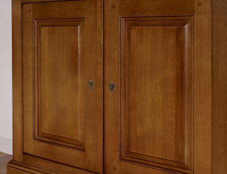 Aparador 2 puertas fabricado en madera de roble macizo al estilo Louis Philippe 