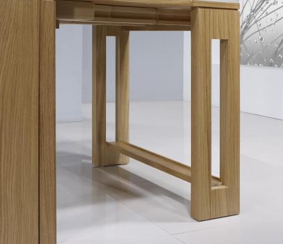 Consola extensible fabricada en madera de roble maciza línea contemporánea con 3 extensiones acabado en roble natural