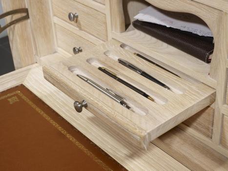 Secretaria estilo francés fabricada en madera maciza de Roble estilo Louis Philippe acabado en roble cepillado blanqueado 