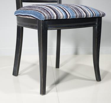 Silla Marc fabricada en madera de roble macizo estilo Louis Philippe acabado Carbón vegetal