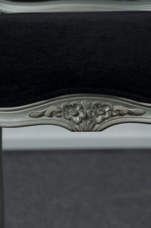 Sillón Rafael estilo Louis XV fabricado en madera de Cerezo macizo