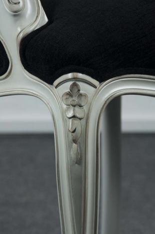 Sillón Rafael estilo Louis XV fabricado en madera de Cerezo macizo