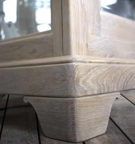 Armario vitrina de 1 puerta y 1 cajón fabricado en madera de Roble macizo al estilo Louis Philippe