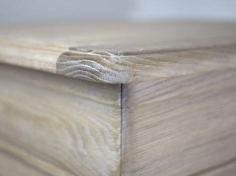Armario vitrina de 1 puerta y 1 cajón fabricado en madera de Roble macizo al estilo Louis Philippe