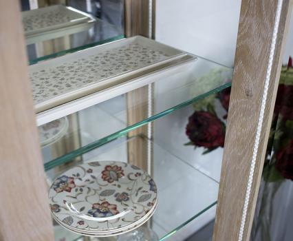 Armario vitrina de 1 puerta y 1 cajón fabricado en madera de Roble macizo al estilo Louis Philippe