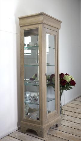 Armario vitrina de 1 puerta y 1 cajón fabricado en madera de Roble macizo al estilo Louis Philippe