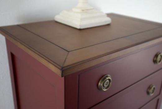 Cómoda Judith con 5 cajones fabricada en madera de cerezo macizo en estilo Directoire