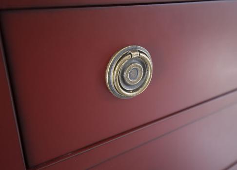 Cómoda Judith con 5 cajones fabricada en madera de cerezo macizo en estilo Directoire