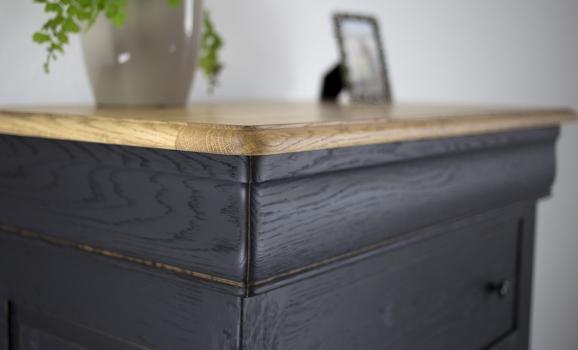 Cajonera Mateus fabricada en madera maciza de roble al estilo Louis Philippe acabado Roble Cepillado