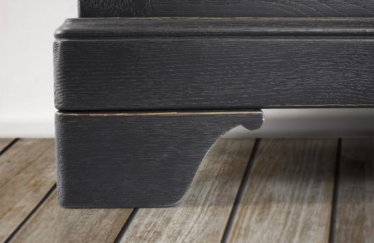 Cajonera Mateus fabricada en madera maciza de roble al estilo Louis Philippe acabado Roble Cepillado