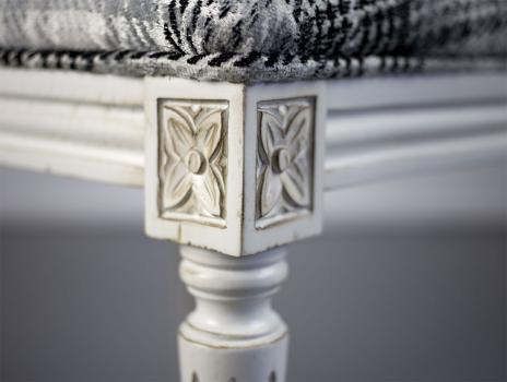 Silla Simón fabricada en madera de roble macizo estilo Louis XV acabado cepillado