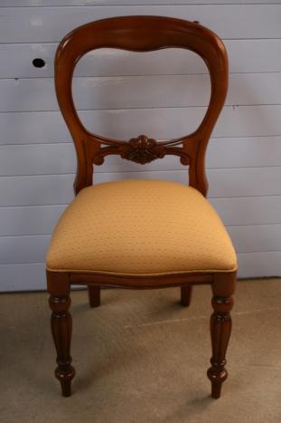 Silla fabricada em madera maciza de haya Tallada a mano asiento en tela color crudo 