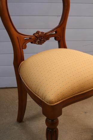 Silla fabricada em madera maciza de haya Tallada a mano asiento en tela color crudo 