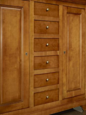 Aparador de 2 puertas y 6 cajones fabricados en madera de cerezo macizo al estilo Louis Philippe