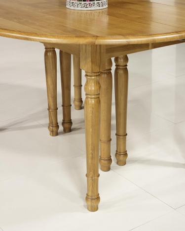 Mesa de comedor ovalada fabricada en madera de roble macizo al estilo Louis Philippe 135x110 con 7 extensiones