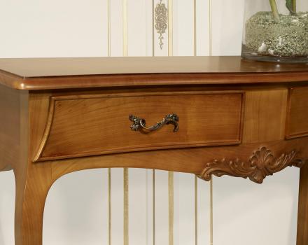 Consola Anne-Luce fabricada en madera de cerezo macizo estilo Louis XV
