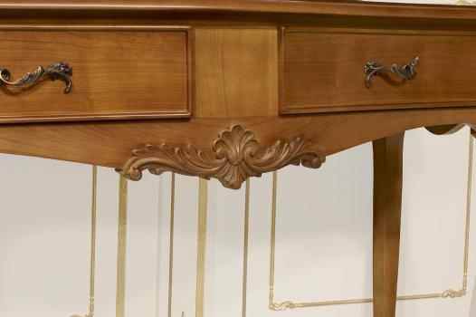 Consola Anne-Luce fabricada en madera de cerezo macizo estilo Louis XV