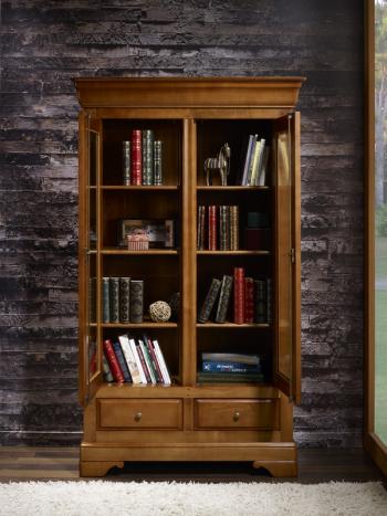Armario vitrina Martina de 2 puertas fabricado  en madera de cerezo macizo al estilo Louis Philippe