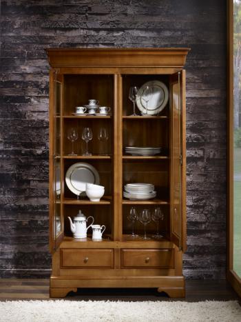 Armario vitrina Martina de 2 puertas fabricado  en madera de cerezo macizo al estilo Louis Philippe