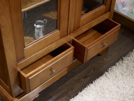 Armario vitrina Martina de 2 puertas fabricado  en madera de cerezo macizo al estilo Louis Philippe