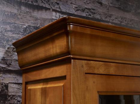 Armario vitrina Martina de 2 puertas fabricado  en madera de cerezo macizo al estilo Louis Philippe