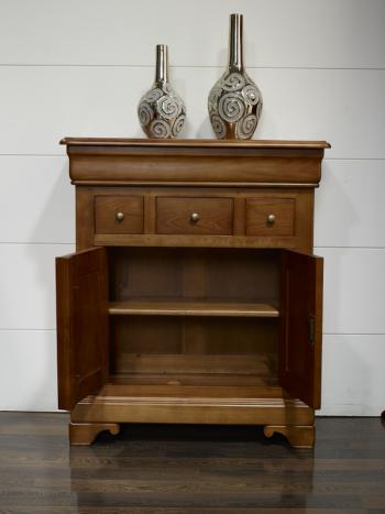 Aparador fabricado en madera de cerezo macizo al estilo Louis Philippe 