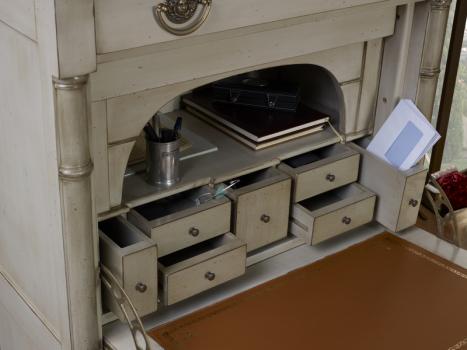 Secretaria estilo francés Imperio Margot fabricada en madera de cerezo macizo lacado pátina gris envejecida