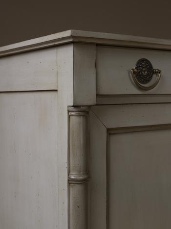 Secretaria estilo francés Imperio Margot fabricada en madera de cerezo macizo lacado pátina gris envejecida