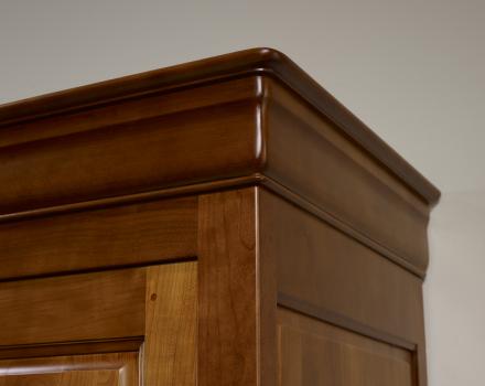 Armario Susana fabricado en madera de cerezo macizo estilo Louis Philippe
