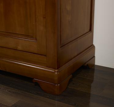Armario Susana fabricado en madera de cerezo macizo estilo Louis Philippe