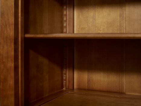 Armario Susana fabricado en madera de cerezo macizo estilo Louis Philippe