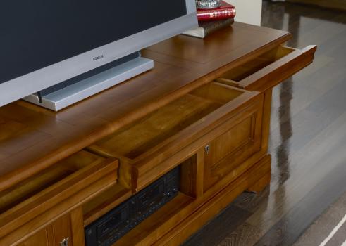 Mueble  TV 16/9 fabricado en madera de cerezo macizo al estilo Louis Philippe 