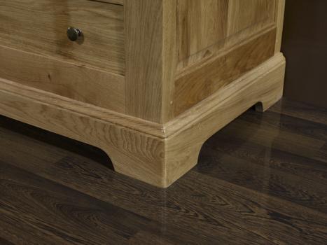 Armario Gabriel 2 puertas fabricado en madera de roble macizo estilo Louis Philippe 