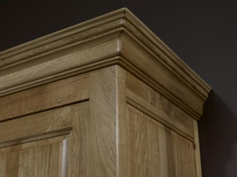 Armario Gabriel 2 puertas fabricado en madera de roble macizo estilo Louis Philippe 