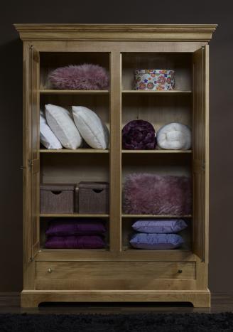 Armario Gabriel 2 puertas fabricado en madera de roble macizo estilo Louis Philippe 