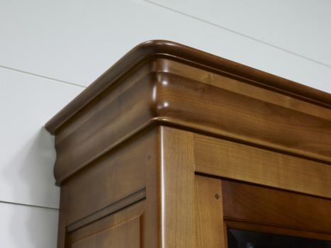 Biblioteca Flora de 3 puertas fabricada en madera de cerezo macizo estilo Louis Philippe