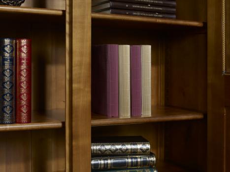 Biblioteca Flora de 3 puertas fabricada en madera de cerezo macizo estilo Louis Philippe