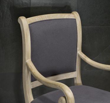 Silla Crosse fabricado en madera de roble macizo estilo Louis Philippe acabado en roble cepillado