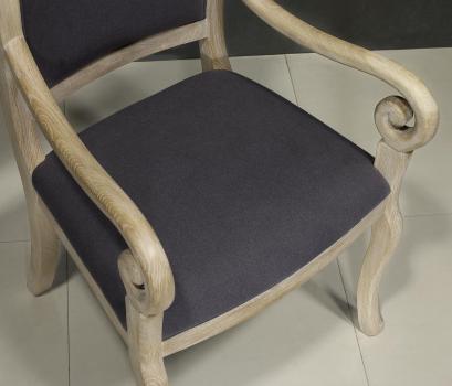 Silla Crosse fabricado en madera de roble macizo estilo Louis Philippe acabado en roble cepillado