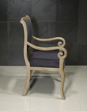 Silla Crosse fabricado en madera de roble macizo estilo Louis Philippe acabado en roble cepillado