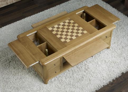 Mesa de centro con juego de ajedrez fabricada en madera de roble macizo estilo Louis Philippe