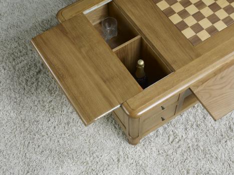 Mesa de centro con juego de ajedrez fabricada en madera de roble macizo estilo Louis Philippe