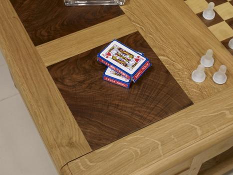 Mesa de centro y juego de ajedrez fabricada en madera de roble y nogal macizo de estilo Louis Philippe