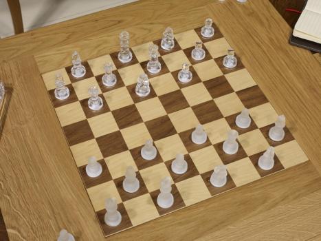 Mesa de centro y juego de ajedrez fabricada en madera de roble y nogal macizo de estilo Louis Philippe