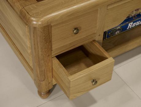 Mesa de centro y juego de ajedrez fabricada en madera de roble y nogal macizo de estilo Louis Philippe