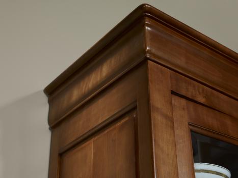 Biblioteca Luisa de 2 cuerpos y 2 puertas fabricada en madera maciza de cerezo en estilo Louis Philippe