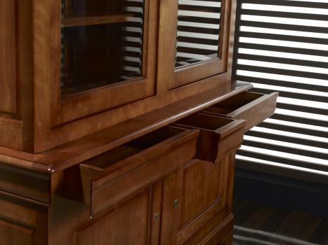 Biblioteca Luisa de 2 cuerpos y 2 puertas fabricada en madera maciza de cerezo en estilo Louis Philippe