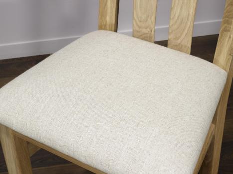 Silla Leonor fabricada en madera de roble macizo asiento de tela Lin acabado roble cepillado