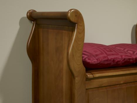 Banco Baúl Sonia fabricado en madera de cerezo macizo al estilo Louis Philippe